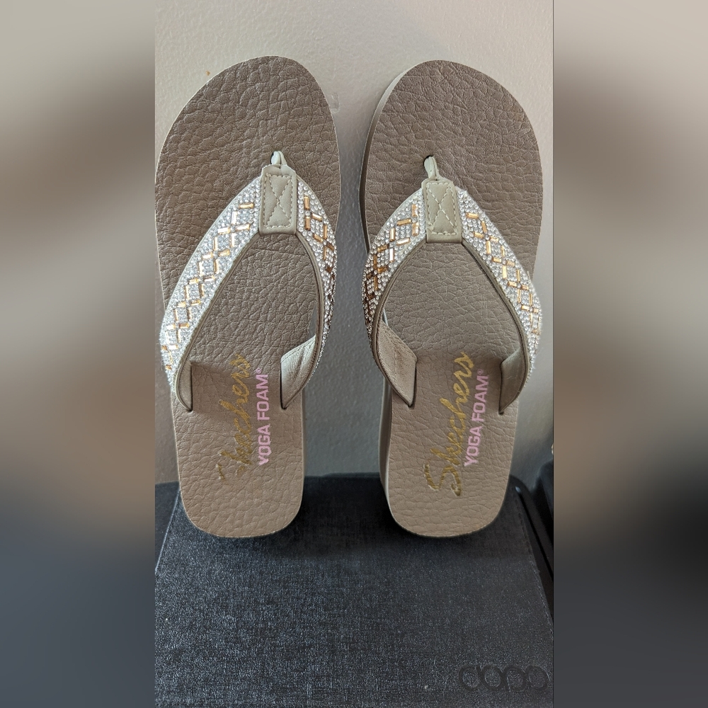 Women’s Skechers Vinyasa Lotus Print Rhinestone Flip Flops Size 7 M US